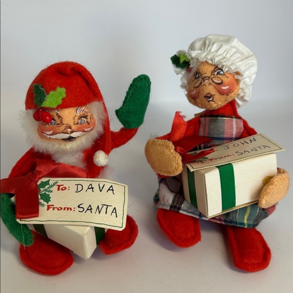 Annalee Santa and Mrs. Claus with presents